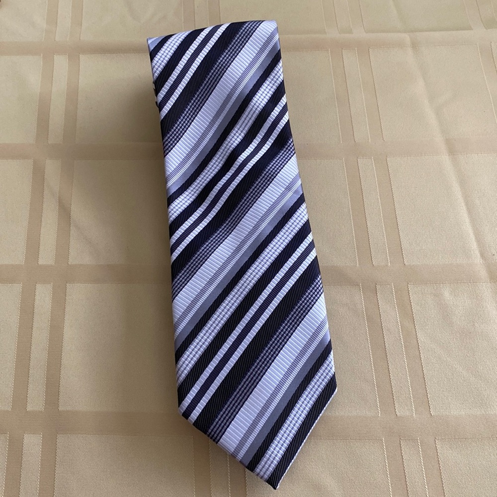 Valerio Garati tie. 100% Silk. Grey, Black and silver. Pre Owned.